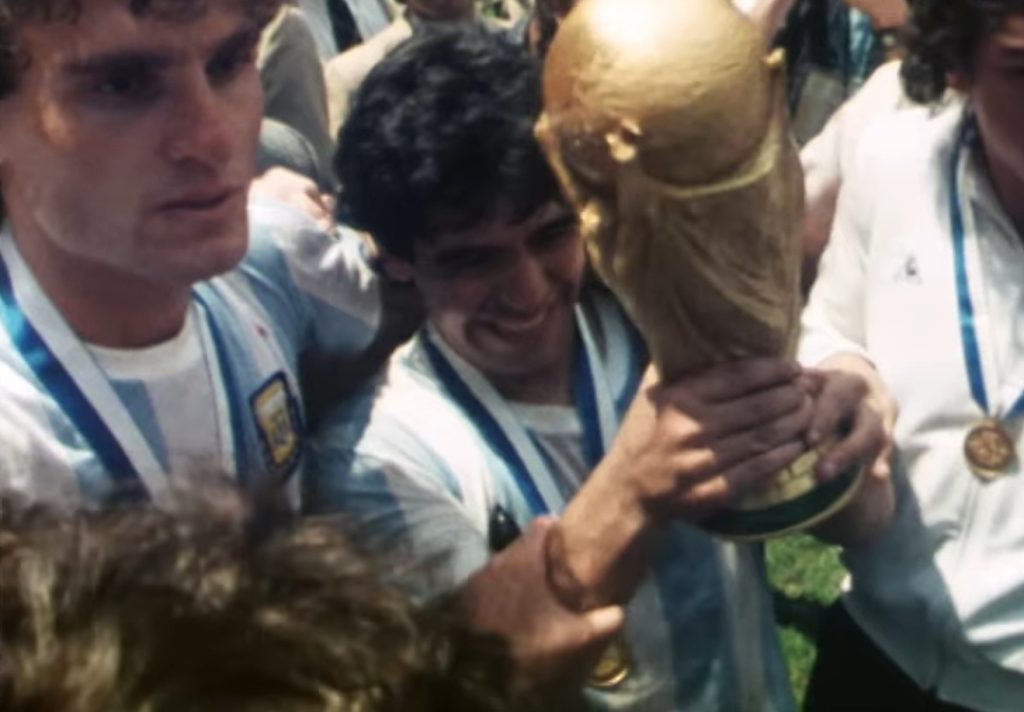 diego-maradona-podiže-trofej