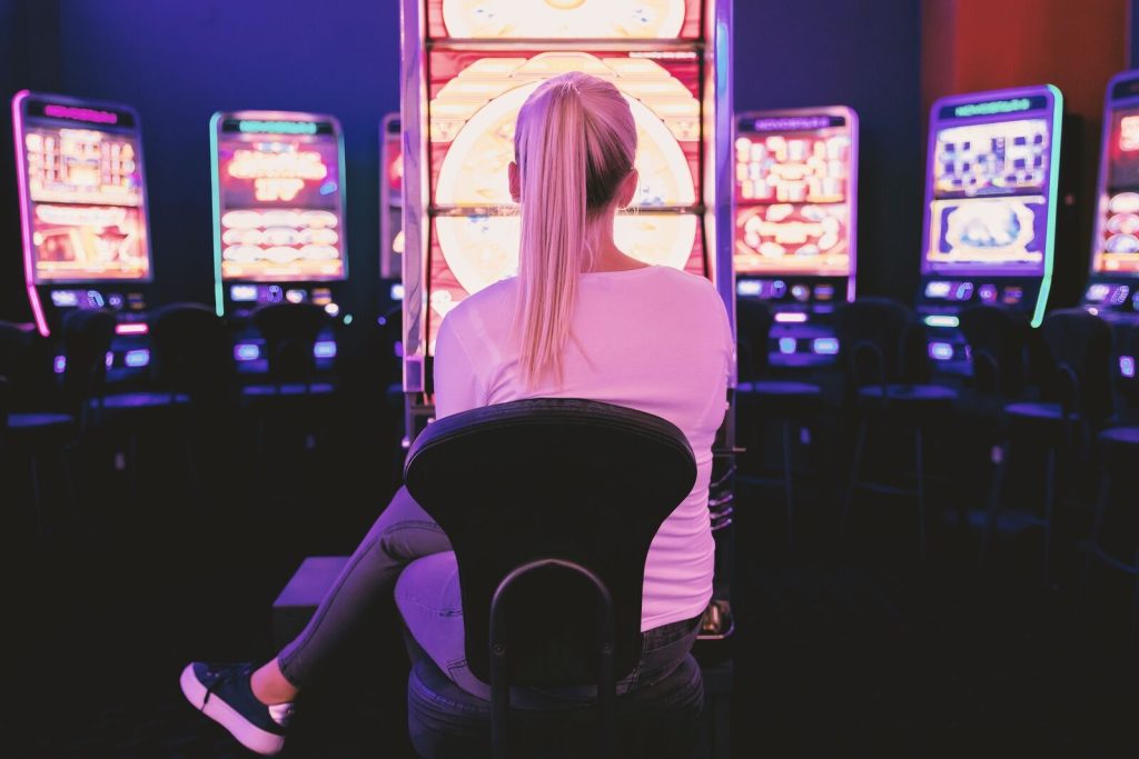 Žena gleda u slot