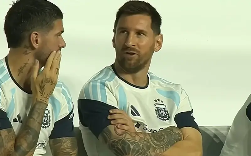 Lionel Messi na klupi tijekom utakmice Argentina - Island