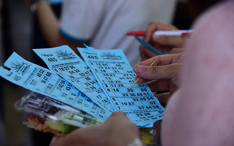 Ruke drže listić s brojevima za igru Loto Sve ili Ništa