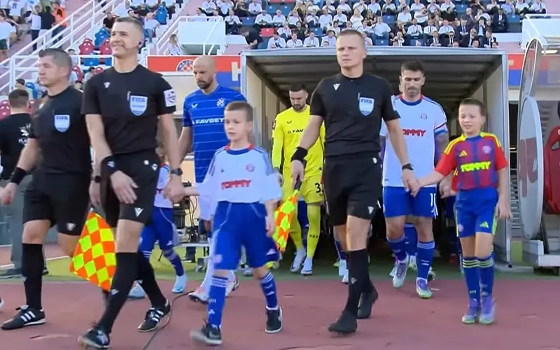 Klađenje na derbi - igrači Hajduka i Dinama izlaze na teren Poljuda
