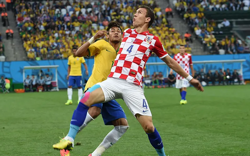 Ivan Peri&scaron;ić u duelu s Neymarom na SP-u 2014.