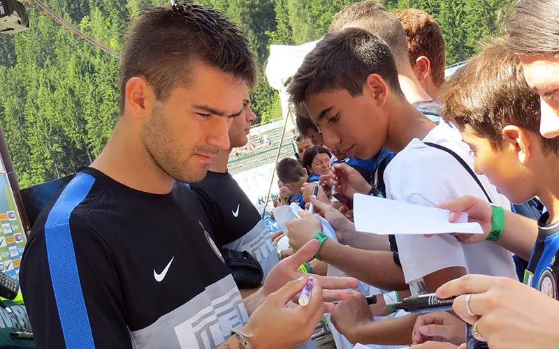 Marko Livaja dijeli autograme u Interu