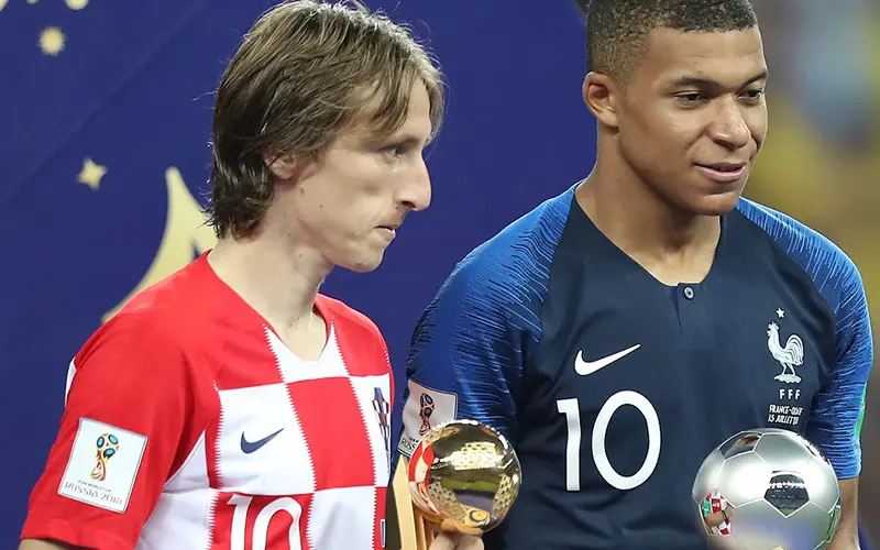 Luka Modrić i Kylian Mbappe nakon finala Svjetskog prvenstva 2018.