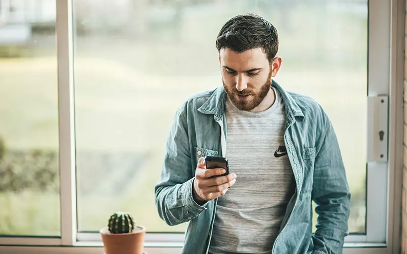 Eurojackpot provjera dobitka - osoba gleda na mobitel